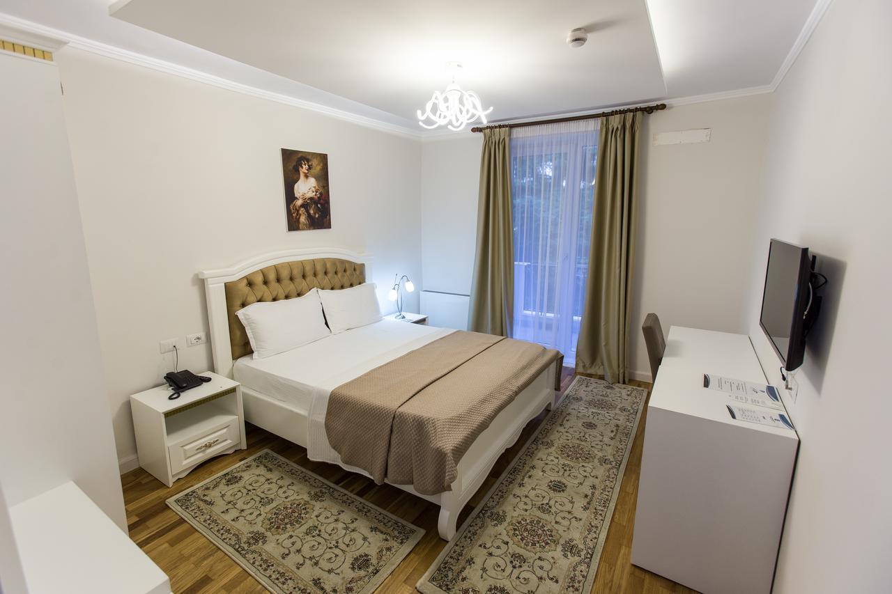 Hotel Turizem Shkelzeni Bajram Curri Exterior photo